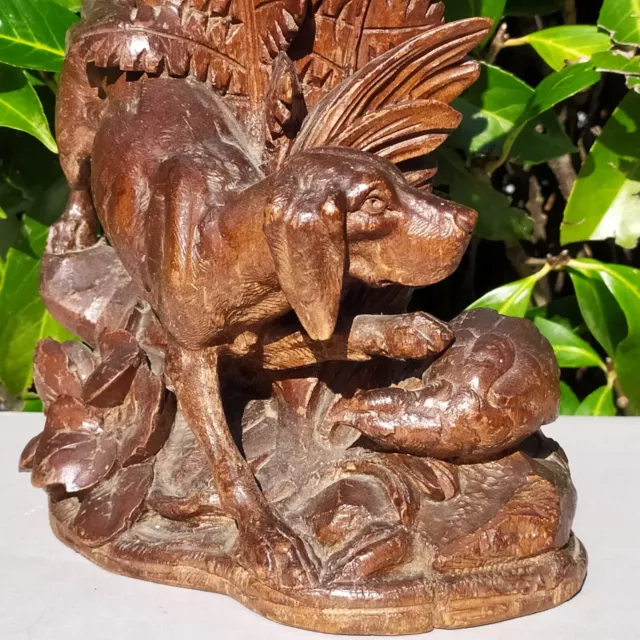 Bougeoir en bois sculpté Forêt Noire décor Chien et oiseau - fin du 19e siècle