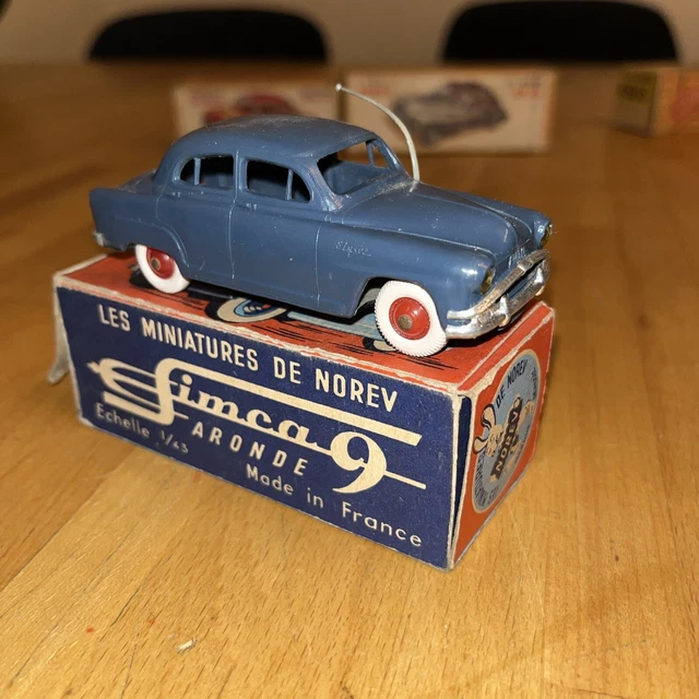 Miniature Norev 1/43 Simca Aronde Avec Remorque Dériveur (579001) - État Correct Voile Non D'origine - Occasion Collection