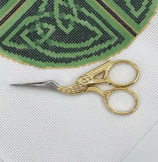 Tijeras bordadas clásicas cigüeña Bohin 3 5/8" con asas doradas hechas en Francia