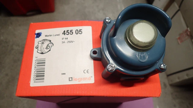 555254 - Legrand] Prise P17 - Saillie - 2P+T - IP44 - 200/250 V~ - 32 A