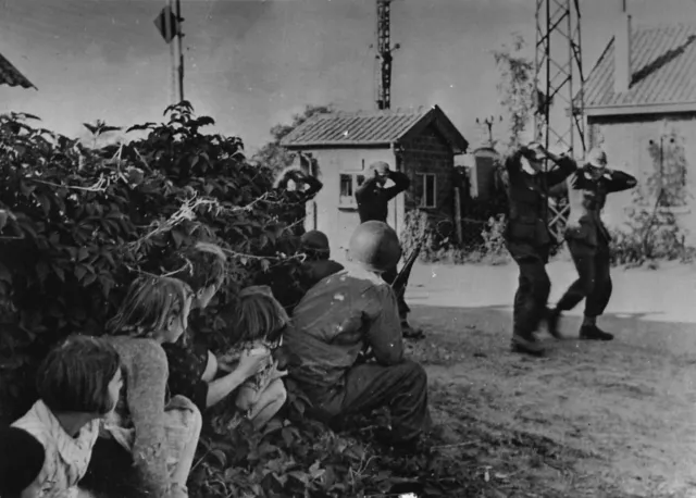 Ww2 Photo Children Hides Behind Us Soldiers / German Prisoners