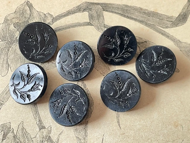 Ensemble de 7 boutons anciens en verre noir  Décor de fleurs  Fin XIXe