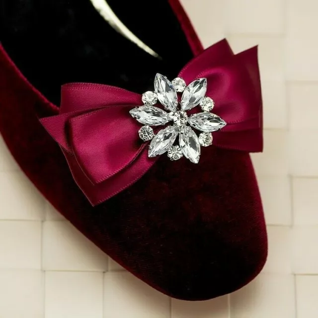 Un paio di eleganti scarpe fiocco raso clip cristallo strass sposa tacchi alti decorazione