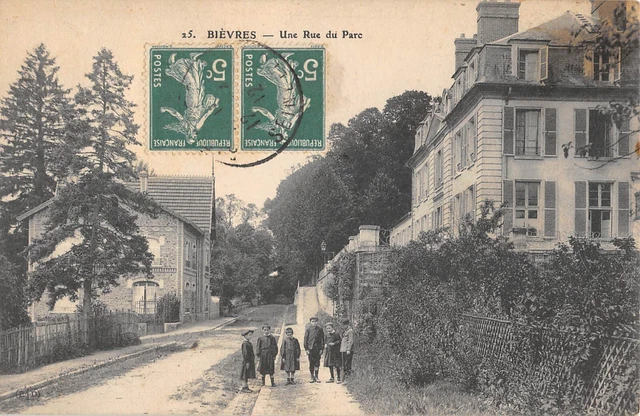 Cpa 91 Bievres Une Rue Du Parc