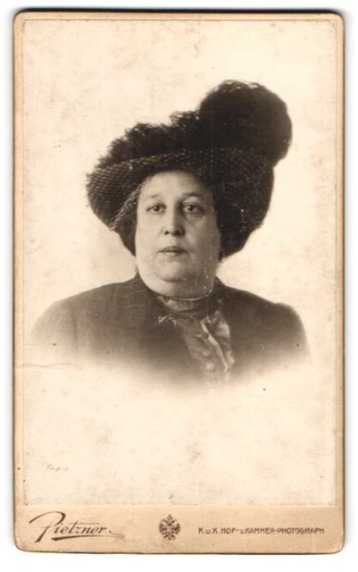 Fotografie C. Pietzner, Wien, Kärnthnerstrasse 42, Elegante Dame mit modischer