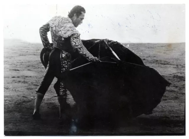 OLD PHOTO BLACK & WHITE 1980's BULLFIGHTER LA COL DE CURRO ROMERO 177x129mm