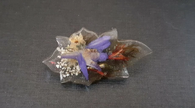 Broche vintage avec fleurs sculptées : bijoux en filigrane dorés