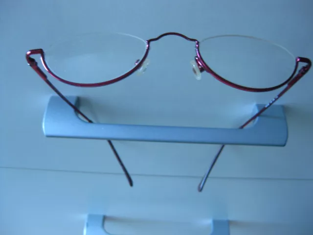 Damen Fernbrille Sehstärke, roter Metallrahmen und Halbeinfassung