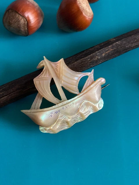 Broche Vintage Bateau Voilier En Nacre – Finement Sculptée, Bijou Ancien Avec Perle, 5650