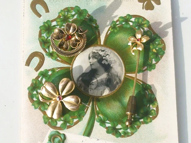 Lot De Bijoux Anciens : 2 Broches (épingle) Et Carte Postale 1900 En Plaqué Or - Thème Trèfle à 4 Feuilles