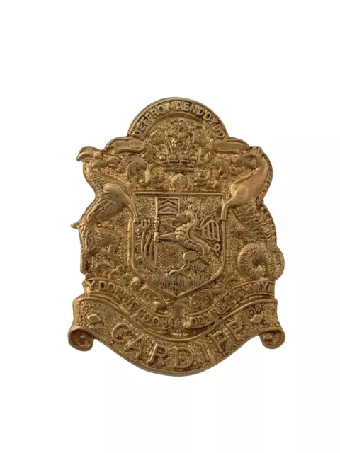 WWI British Army CARDIFF PALS 11th / 16th Welsh Regiment metal cap badge brass.