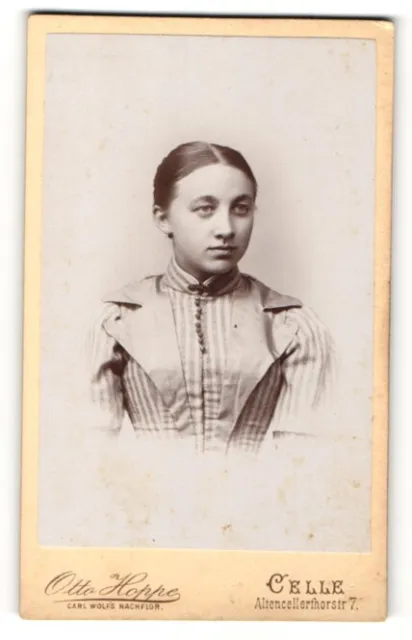 Fotografie Otto Hoppe Celle, Portrait junge Dame mit zurückgebundenem Haar und