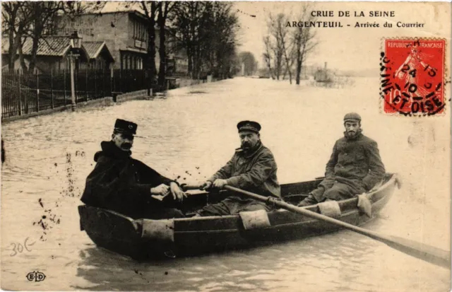 CPA ARGENTEUIL - Arrival du Courrier - Crue de la Seine (380581)