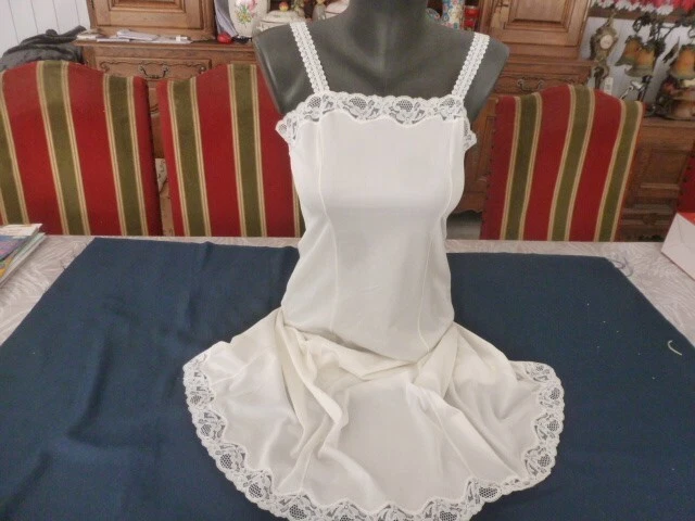 jolie combinaison&fond de robe vintage jolie dentelle T 62/64 ref RO62