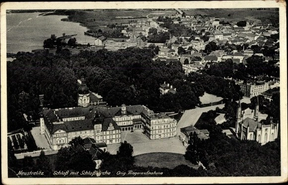 Ak Neustrelitz in Mecklenburg, Schloss, Fliegeraufnahme - 3761331