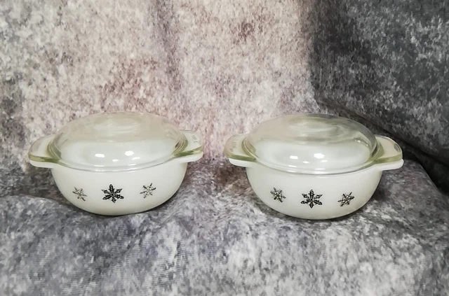 Coppia Di Vetro Latte Fiocco di Neve Nero Vintage Pyrex Piccoli Piatti Con Coperchi