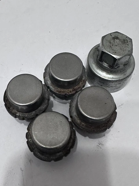 thumbnail interactive-video image 1 of Genuine Ford Locking Wheel Nuts – Used – Set Of 4 1 of 4