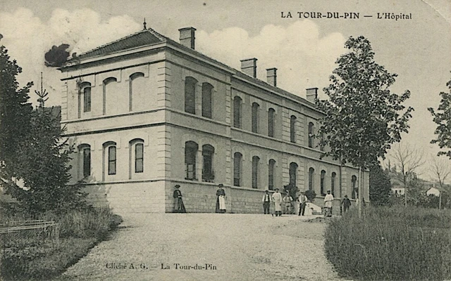 Eglise de La Tour du Pin vue depuis la gare SNCF   entre potes