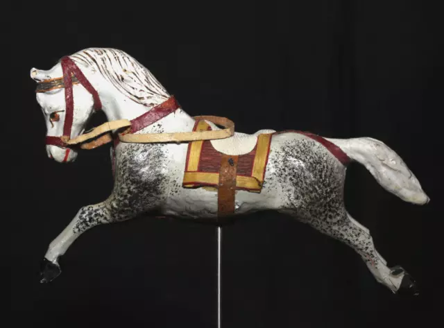 altes Pferd aus Masse mit Holzbeinen vermutlich für Karusell