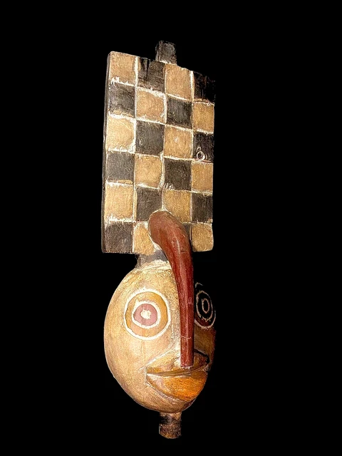 Maschera africana antica intagliata a mano in legno da parete con...