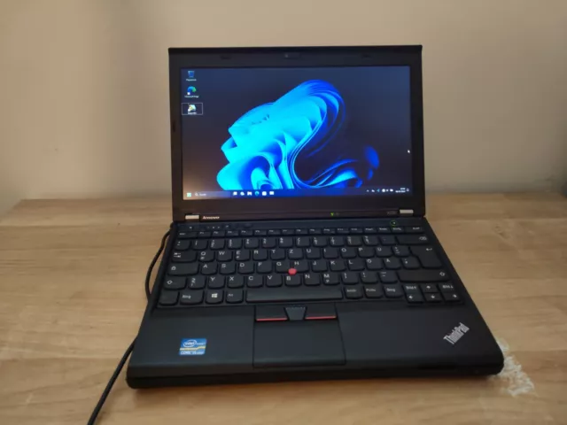 Lenovo ThinkPad X230 12,5 Zoll (SSD, Intel Core i5, 2,6GHz, 16 GB, Win 11 Pro)