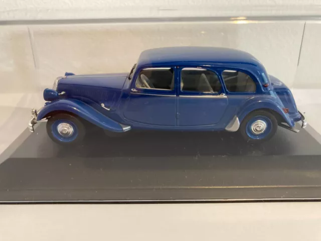 1/43 Norev Citroen Traction 15 six Familiale 1954 TBE + boite vitrine ajoutée