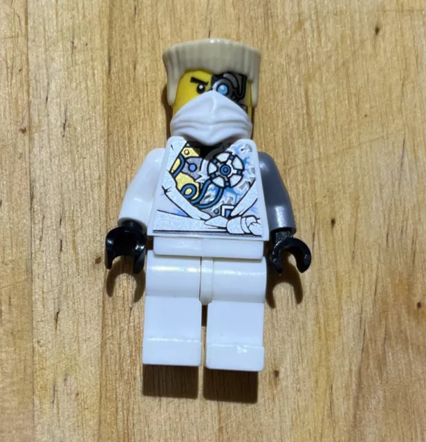 LEGO Ninjago: Zane minifigure - Rebooted (white Ninja) with  blue-transparent techno blade : : Toys & Games