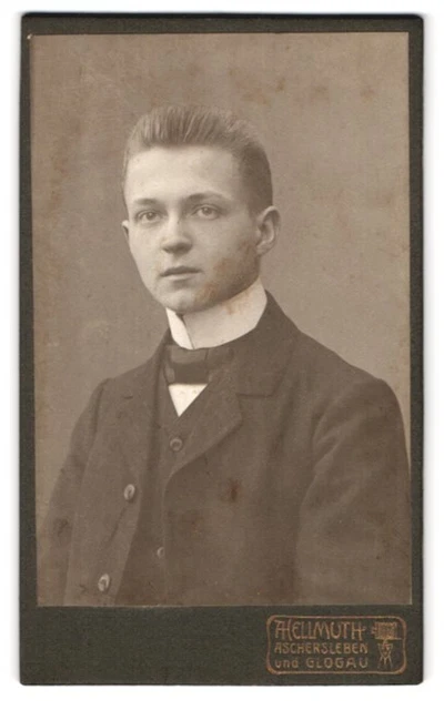 Fotografie A. Hellmuth, Aschersleben, Portrait charmanter junger Mann mit Flieg
