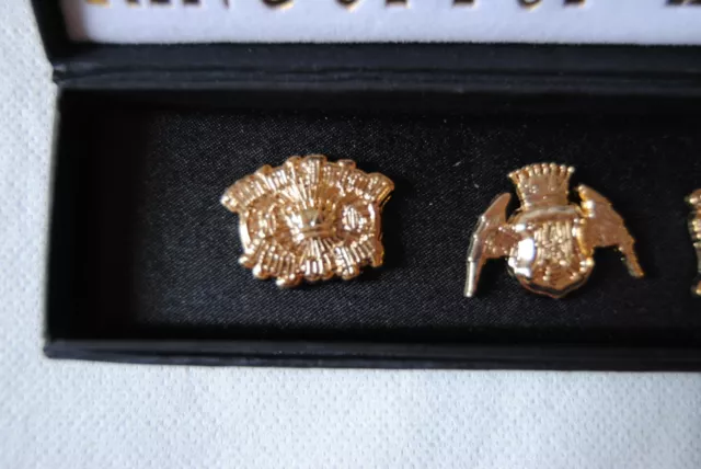 MICHAEL JACKSON KING OF POP LONDON 50 O2 GOLD PIN BADGE SET x 4 NEW OFFICIAL 3