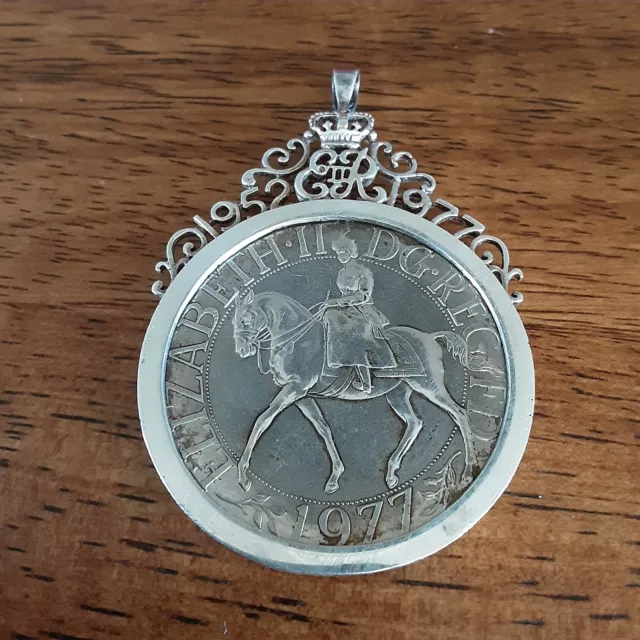 QUEEN ELIZABETH II SILVER JUBILEE 1952 -1977 COIN MEDAL STERLING SILVER England