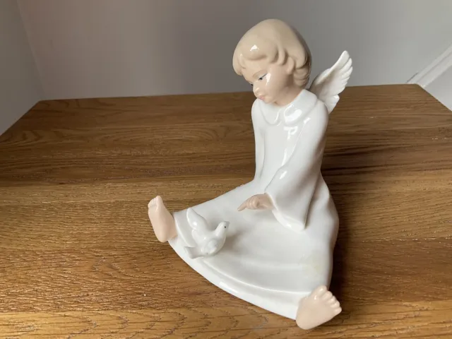 RARE LEONARDO COLLECTTION PORCELAIN FIGURINE /Figure of Sitting Angel with Dove