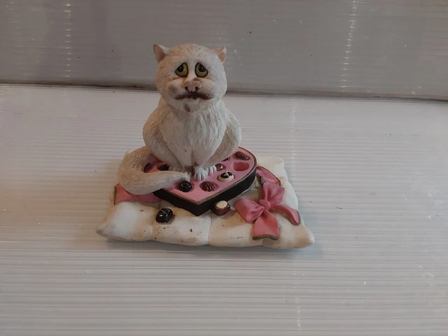 BORDER FINE ARTS COMIC CURIOUS CATS 'Chocoholic' White Cat BORDER FINE ARTS COMIC CURIOUS CATS 'Chocoholic' White Cat