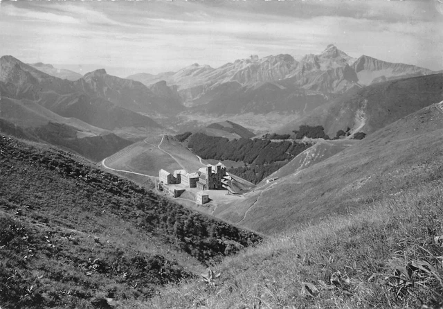 Le Pèlerinage de la Salette vu des pentes du Chamoux