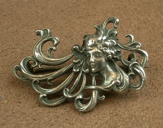 Belle Broche Ancienne Art Nouveau A Decor De Femme En Metal Argenté