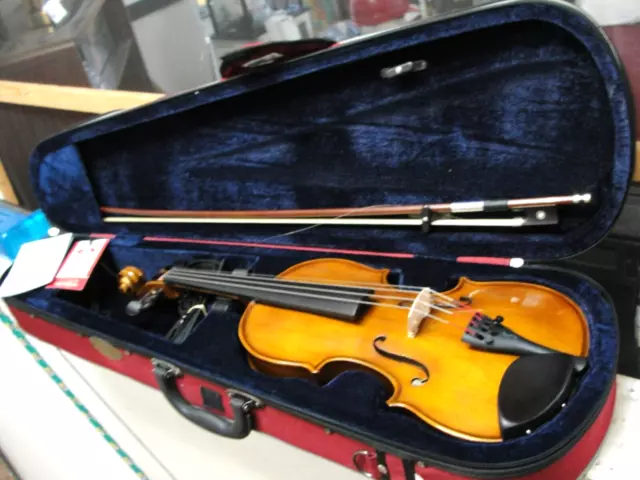 Stentor Student Ii Violin With Bow ,Strings ,Strap, And Case 1/2 Size Excellent