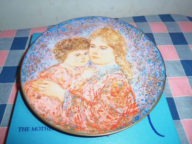 Knowles Plate 1985 Edna Hibel Mother's Day Box COA