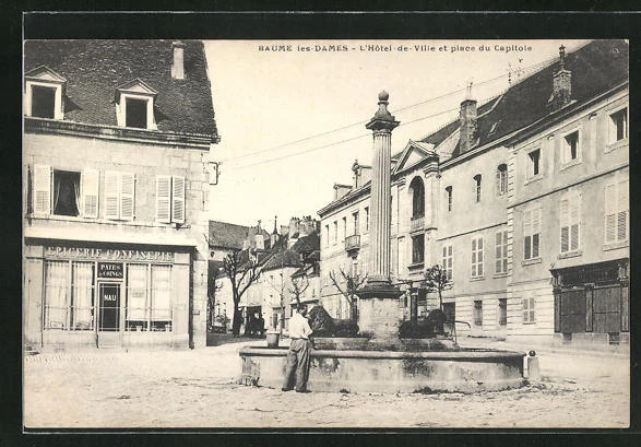 CPA Baume-les-Dames, L´Hotel de Ville et place du Capitole