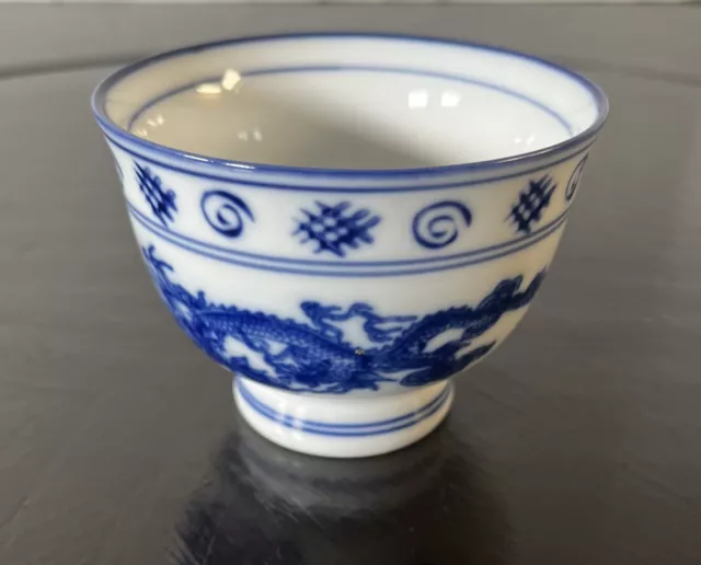 4 Asian Blue And White Porcelain Dragon Tea Sake Cups Vintage 2