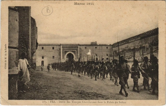 CPA AK FEZ Défilé des Troupes Chérifiennes dans PalaisDuSultan MAROC (669345)
