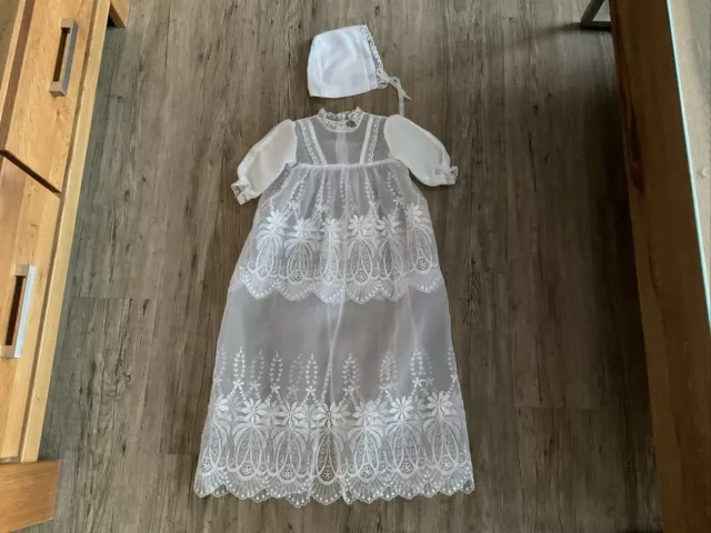 Taufkleid  mit Mütze aus Spitze aus einem Fachgeschäft Top