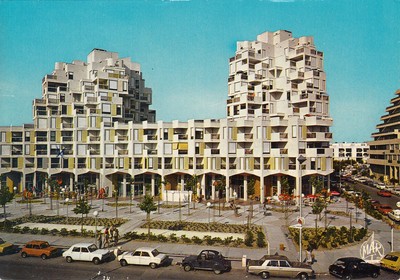 Carte postale 10cmX15cm GRANDE MOTTE HERAULT avenue de l'Europe place tritons 
