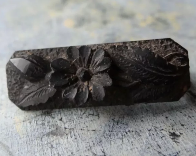 antique Victorian carved vulcanite jet black daisy flower brooch -Y64