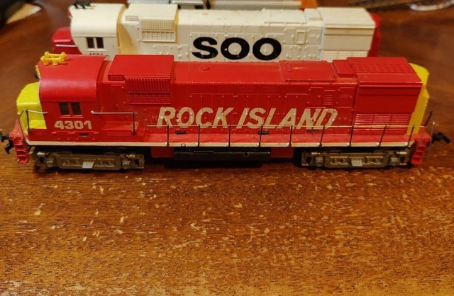 2 - Tyco HO Diesel Locomotive Rock Island # 4301 and SOO Line for Parts