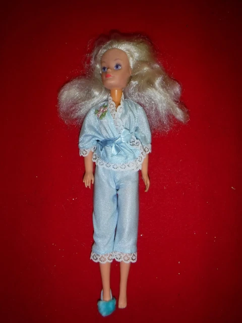 Vintage Pedigree Sindy Doll With Outfit