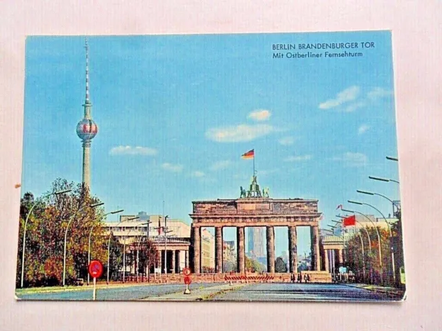AK Berlin Brandenburger Tor Quadriga Mauer Grenze Fernsehturm Rathaus 1980 Fahne