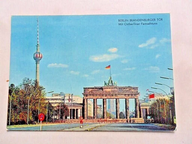 AK Berlin Brandenburger Tor Quadriga Mauer Grenze Fernsehturm Rathaus 1980 Fahne