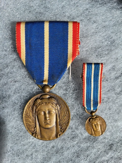 1 MEDAILLE COMMEMORATIVE "Federation des Anciens de la RHENANIE et de