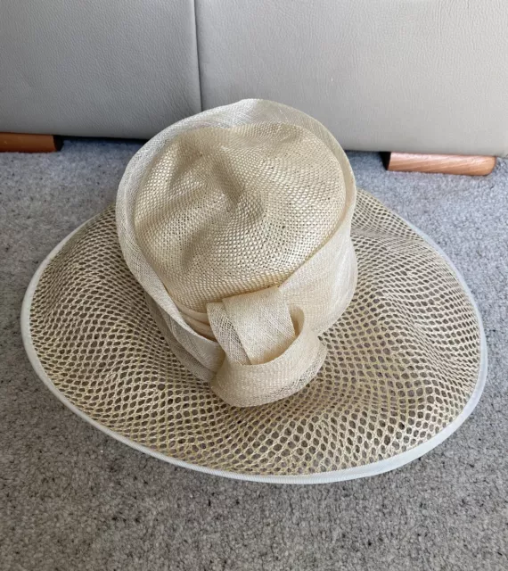 Cappello di paglia Gina 100% Made in England Donna Giorno Matrimonio Corse MOTB Crema In perfette condizioni