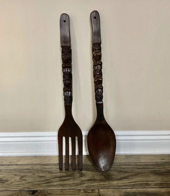 MID 20th CENTURY HAND CARVED TALL SOLID WOOD HANGING FIRJ AND SPOON W/TIKI DESIG