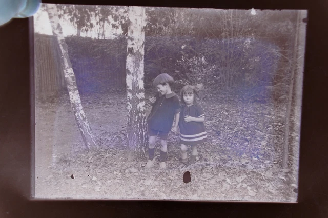 Ancien Négatif Photo Sur Plaque De Verre – Enfant Sur Banc, Vintage 1910-1920